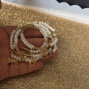Elegant Gold and White Beaded Bracelet Set kids size 
Semanario de niña